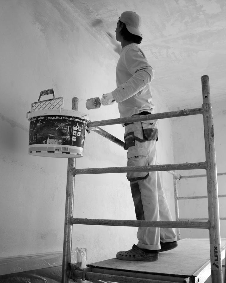 Artisan peintre au travail