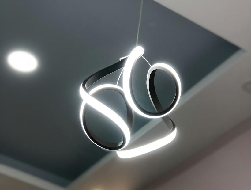 Plafond tendu avec éclairage intégré