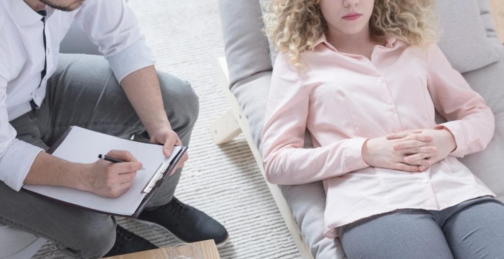Séance d'hypnose thérapeutique, main guidant vers la relaxation profonde