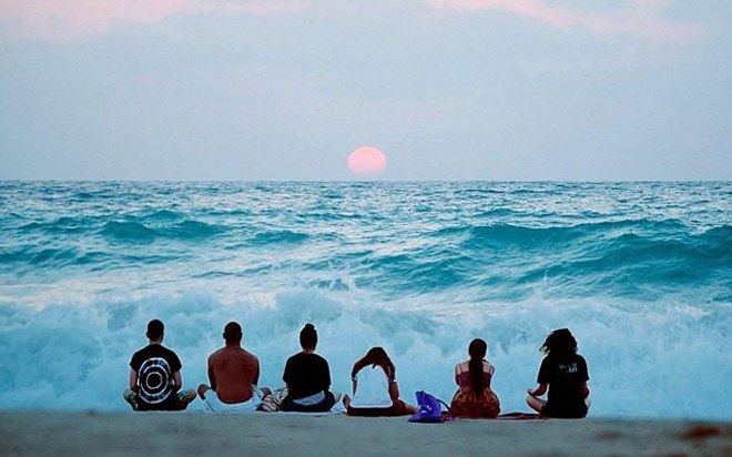 Mer calme au coucher du soleil, symbole de la méditation