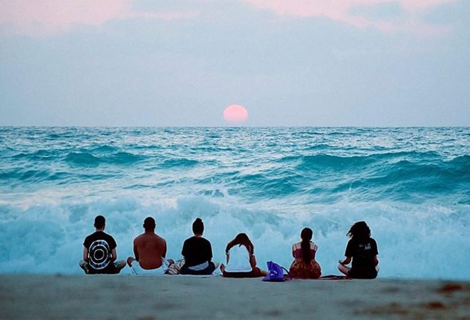 Mer calme au coucher du soleil, invitation à la méditation