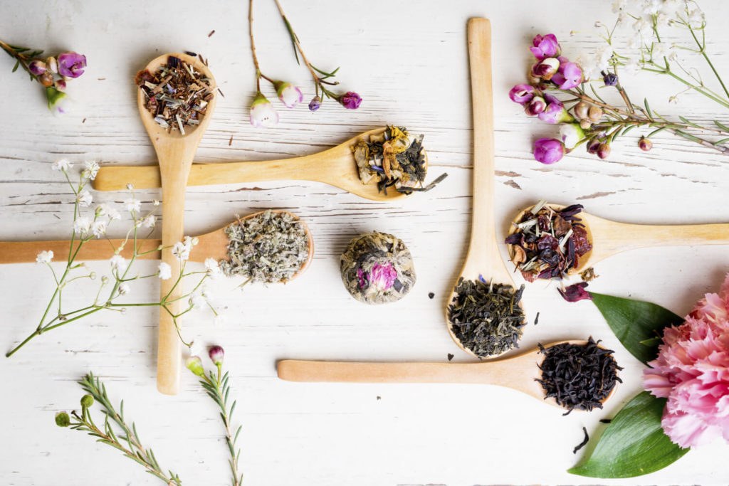 Plantes médicinales, légumes frais et compléments naturels pour la naturopathie