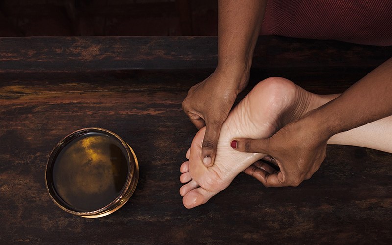 Séance de réflexologie plantaire, massage des zones réflexes