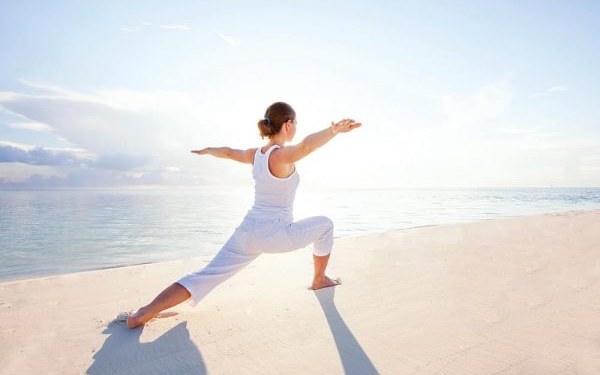 Pratique du yoga en plein air, posture équilibre et sérénité