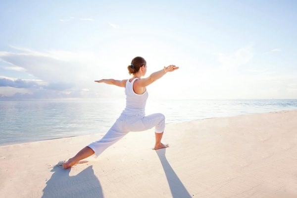 Pratique du yoga en plein air, posture équilibre et sérénité