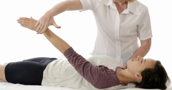 Praticien effectuant un test musculaire, illustrant la kinésiologie