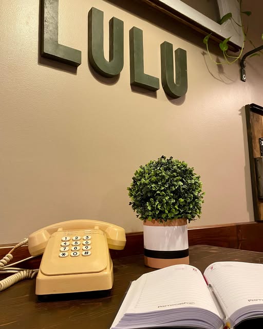 Le téléphone rétro et le cahier de réservation de la cantine